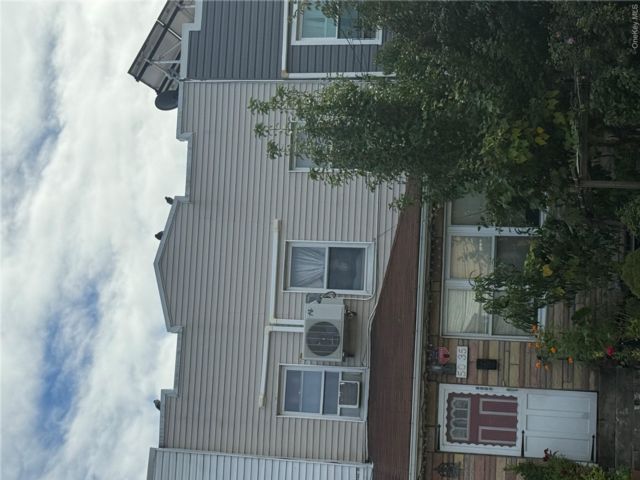  3 BR,  2.00 BTH &nbsp;House style home in Woodside