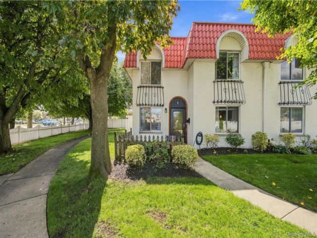  3 BR,  2.00 BTH &nbsp;Condo style home in Oceanside