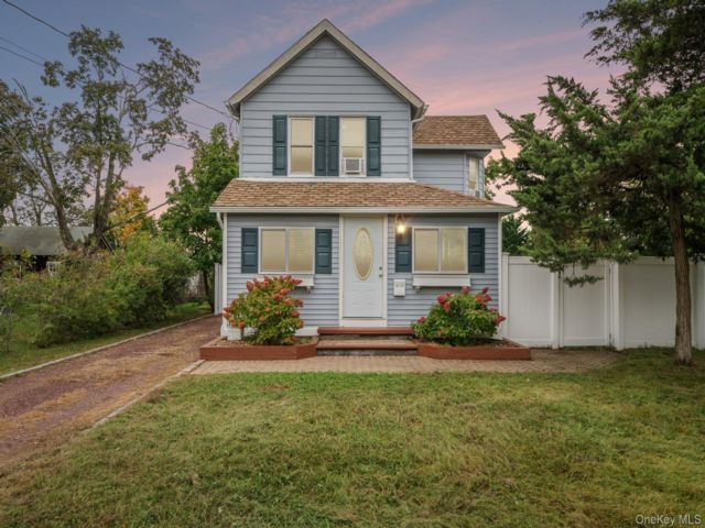  3 BR,  2.00 BTH &nbsp;Colonial style home in Patchogue