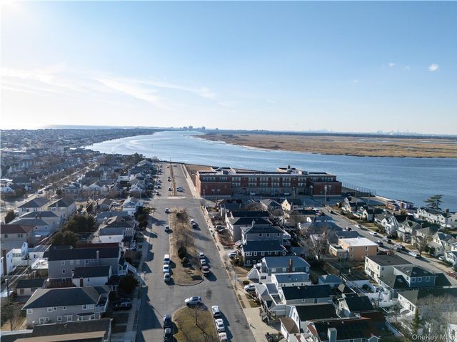  3 BR,  5.00 BTH &nbsp;Colonial style home in Long Beach