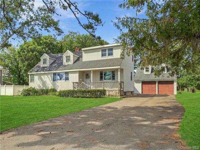  4 BR,  4.00 BTH &nbsp;Exp cape style home in West Babylon