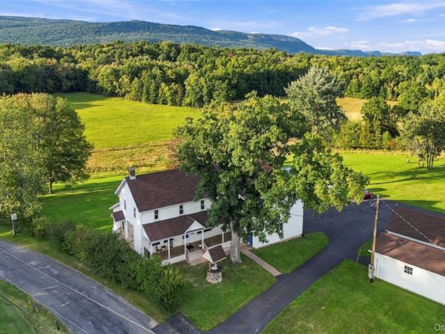  6 BR,  4.00 BTH &nbsp;Farmhouse style home in Wallkill