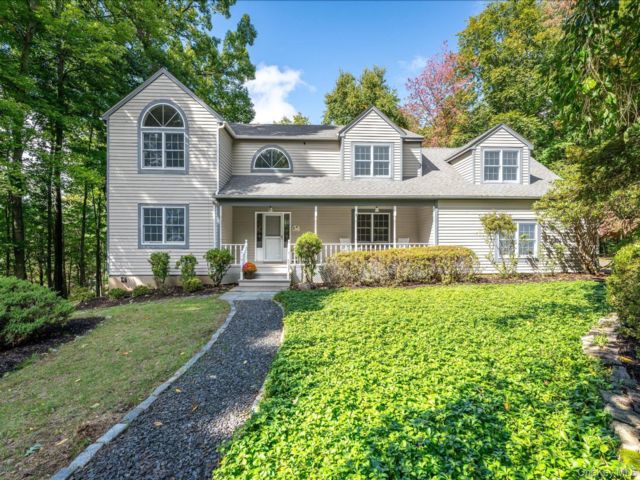  4 BR,  3.00 BTH &nbsp;Colonial style home in Somers