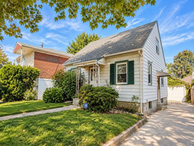  3 BR,  3.00 BTH &nbsp;Colonial style home in Whitestone