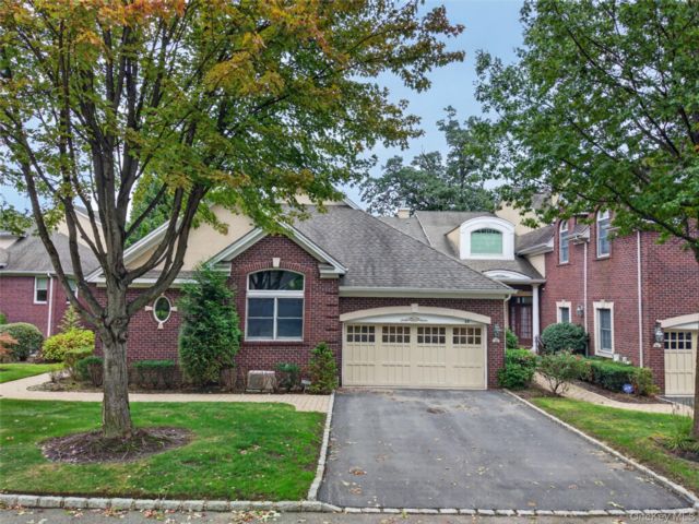  4 BR,  6.00 BTH &nbsp;Condo style home in Manhasset