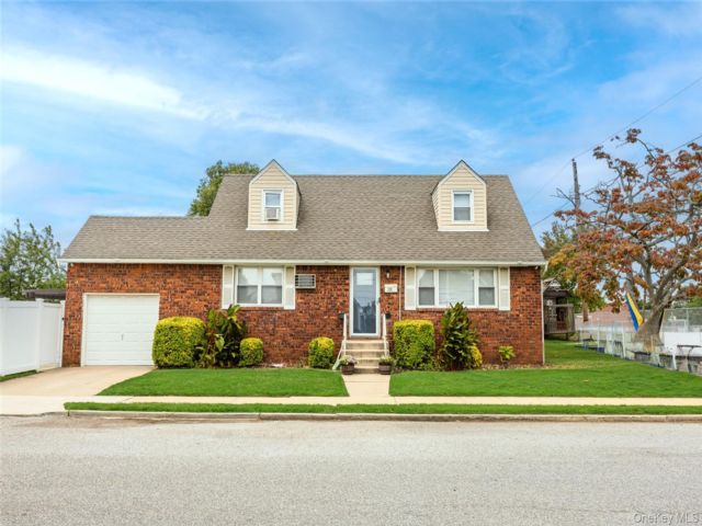  4 BR,  2.00 BTH &nbsp;Exp cape style home in Lindenhurst