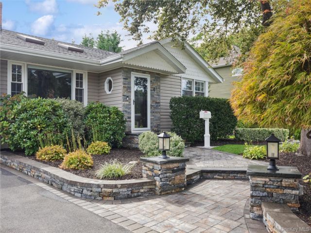  4 BR,  3.00 BTH &nbsp;Split level style home in West Islip