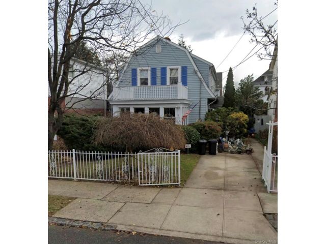  3 BR,  2.00 BTH &nbsp;House style home in Bayside