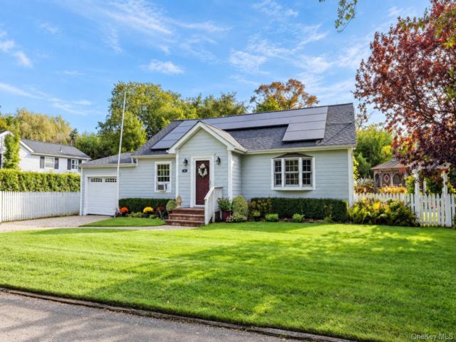  3 BR,  1.00 BTH &nbsp;Cape cod style home in Brookhaven