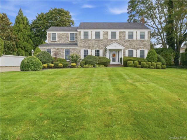  4 BR,  4.00 BTH &nbsp;Colonial style home in Bayport