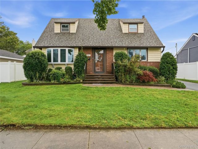  4 BR,  2.00 BTH &nbsp;Cape cod style home in Wantagh