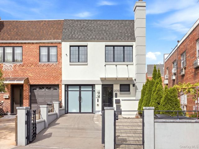  5 BR,  3.00 BTH &nbsp;House style home in East Elmhurst