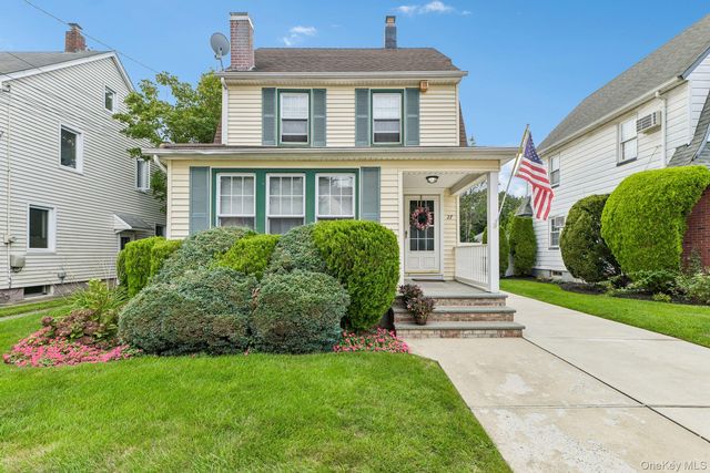  2 BR,  2.00 BTH &nbsp;Colonial style home in Mineola