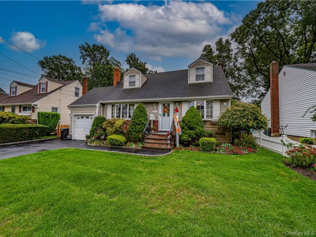  4 BR,  2.00 BTH &nbsp;Exp cape style home in Seaford