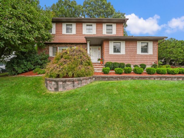  4 BR,  4.00 BTH &nbsp;Colonial style home in Nanuet