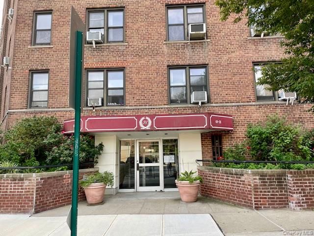  1 BR,  1.00 BTH &nbsp;High rise style home in Sunnyside