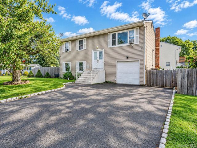 5 BR,  2.00 BTH &nbsp;Hi ranch style home in Shirley
