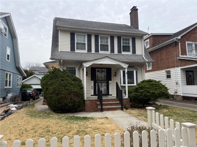  2 BR,  1.00 BTH &nbsp;Colonial style home in Bayside