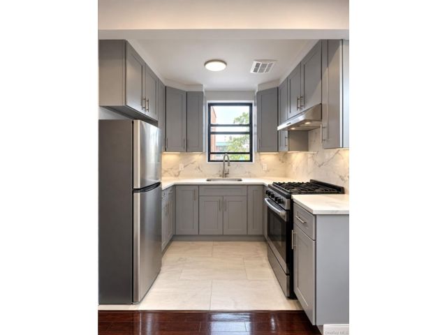  3 BR,  2.00 BTH &nbsp;Other style home in East Elmhurst