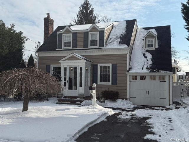  3 BR,  2.00 BTH &nbsp;Colonial style home in Merrick