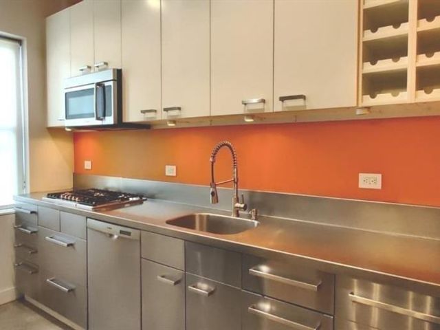  1 BR,  1.00 BTH &nbsp;Mid rise style home in Jackson Heights