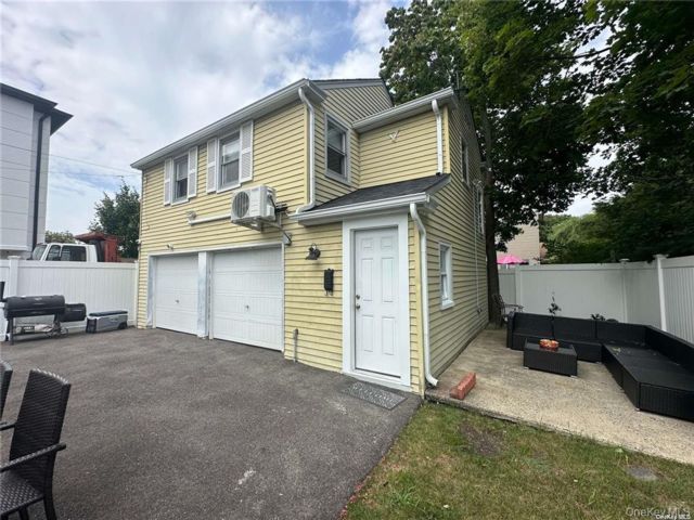  1 BR,  1.00 BTH &nbsp;Cottage style home in East Rockaway
