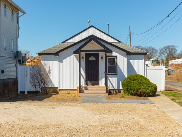  3 BR,  2.00 BTH &nbsp;Ranch style home in Massapequa