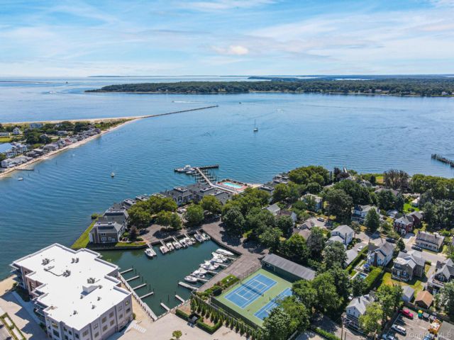 2 BR,  2.00 BTH &nbsp;Other style home in Greenport