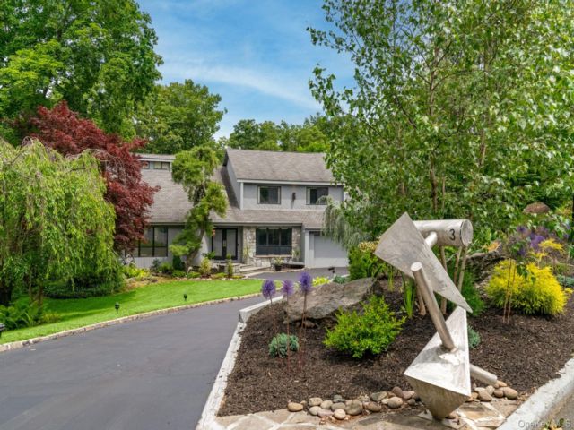  5 BR,  3.00 BTH &nbsp;Modern style home in Kings Park
