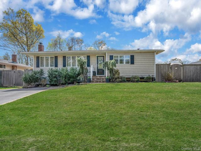  3 BR,  3.00 BTH &nbsp;Ranch style home in Smithtown