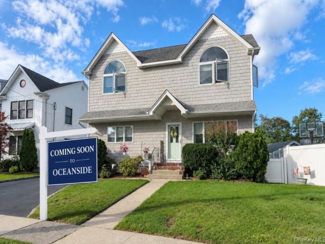  5 BR,  2.00 BTH &nbsp;Colonial style home in Oceanside