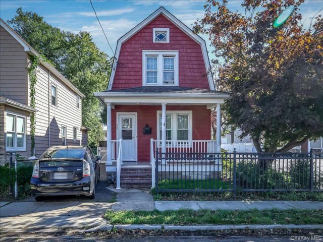  3 BR,  2.00 BTH &nbsp;Colonial style home in Farmingdale