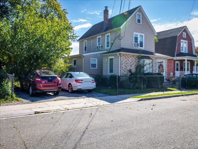  2 BR,  2.00 BTH &nbsp;Colonial style home in Farmingdale