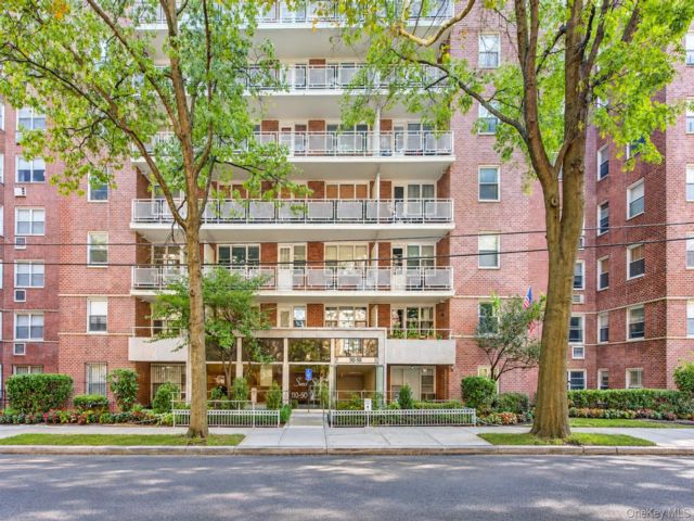 [Forest Hills Real Estate, listing number 7348082]