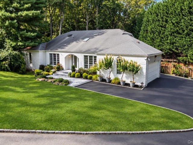  5 BR,  4.00 BTH &nbsp;Exp ranch style home in Dix Hills
