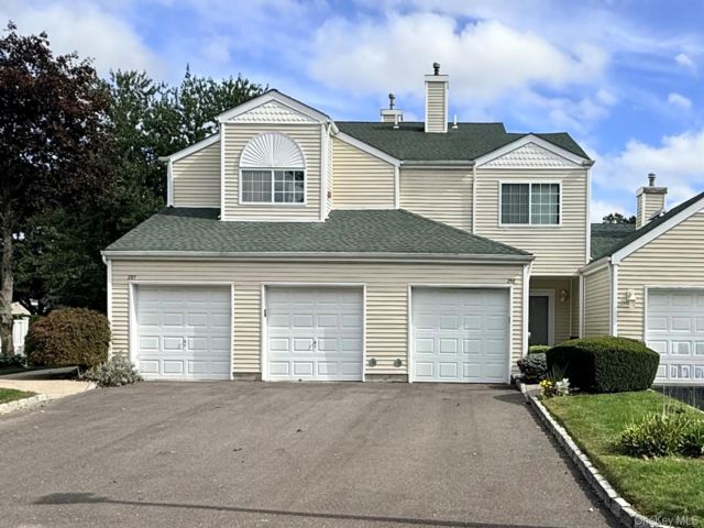  2 BR,  2.00 BTH &nbsp;Condo style home in Manorville