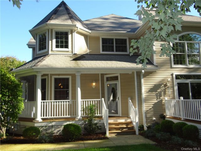  2 BR,  3.00 BTH &nbsp;Other style home in East Setauket