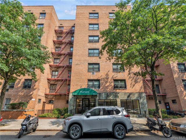  1 BR,  1.00 BTH &nbsp;Mid rise style home in Corona