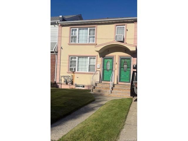  6 BR,  4.00 BTH &nbsp;House style home in Saint Albans