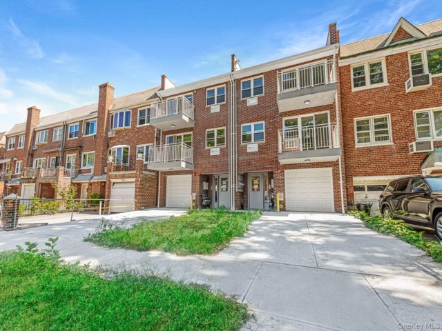  5 BR,  5.00 BTH &nbsp;House style home in Astoria