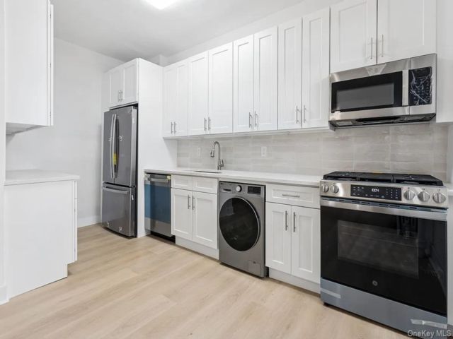 3 BR,  2.00 BTH &nbsp;High rise style home in Morrisania