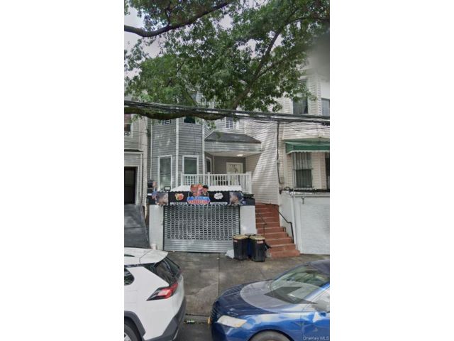  7 BR,  3.00 BTH &nbsp;House style home in Longwood
