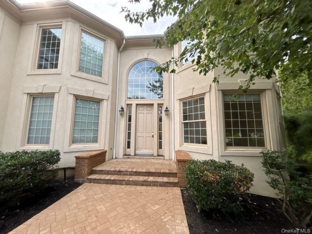  6 BR,  5.00 BTH &nbsp;Colonial style home in Manhasset