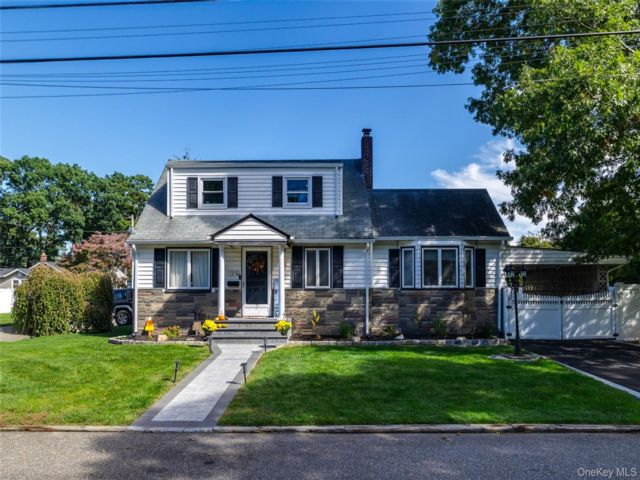  4 BR,  2.00 BTH &nbsp;Cape cod style home in Ronkonkoma