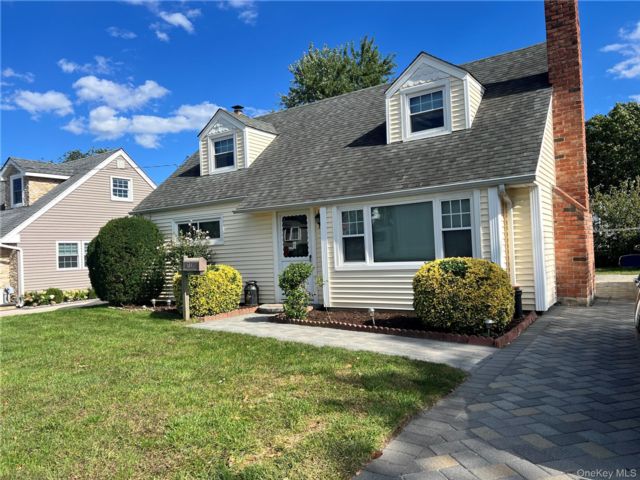  3 BR,  2.00 BTH &nbsp;Cape cod style home in Valley Stream