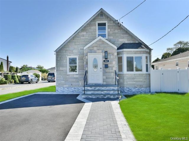  3 BR,  2.00 BTH &nbsp;Cape cod style home in West Hempstead