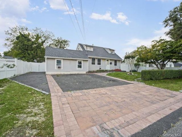  5 BR,  3.00 BTH &nbsp;Exp cape style home in Brentwood