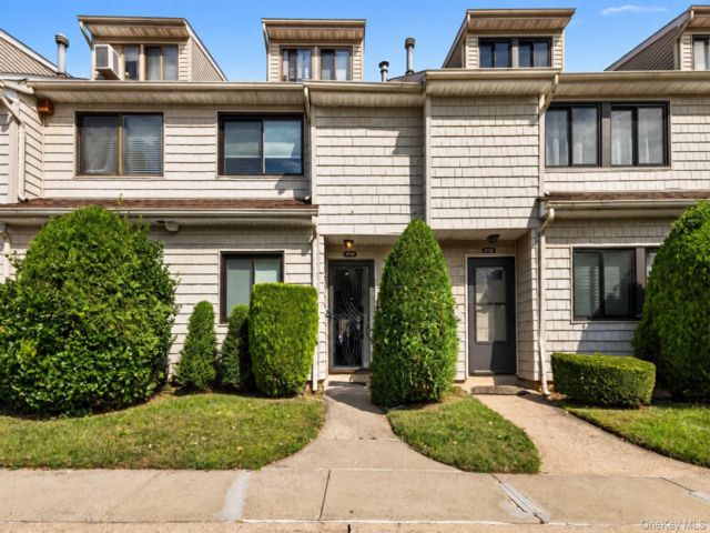  3 BR,  3.00 BTH &nbsp;Condo style home in Heartland Village