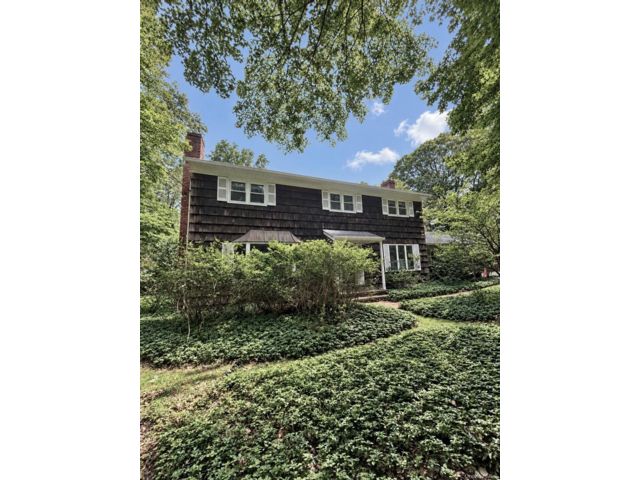  4 BR,  3.00 BTH &nbsp;Colonial style home in Head Of The Harbor