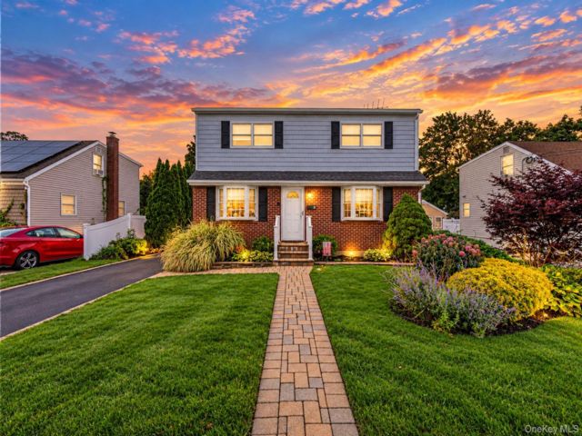  4 BR,  2.00 BTH &nbsp;Exp cape style home in Huntington Station